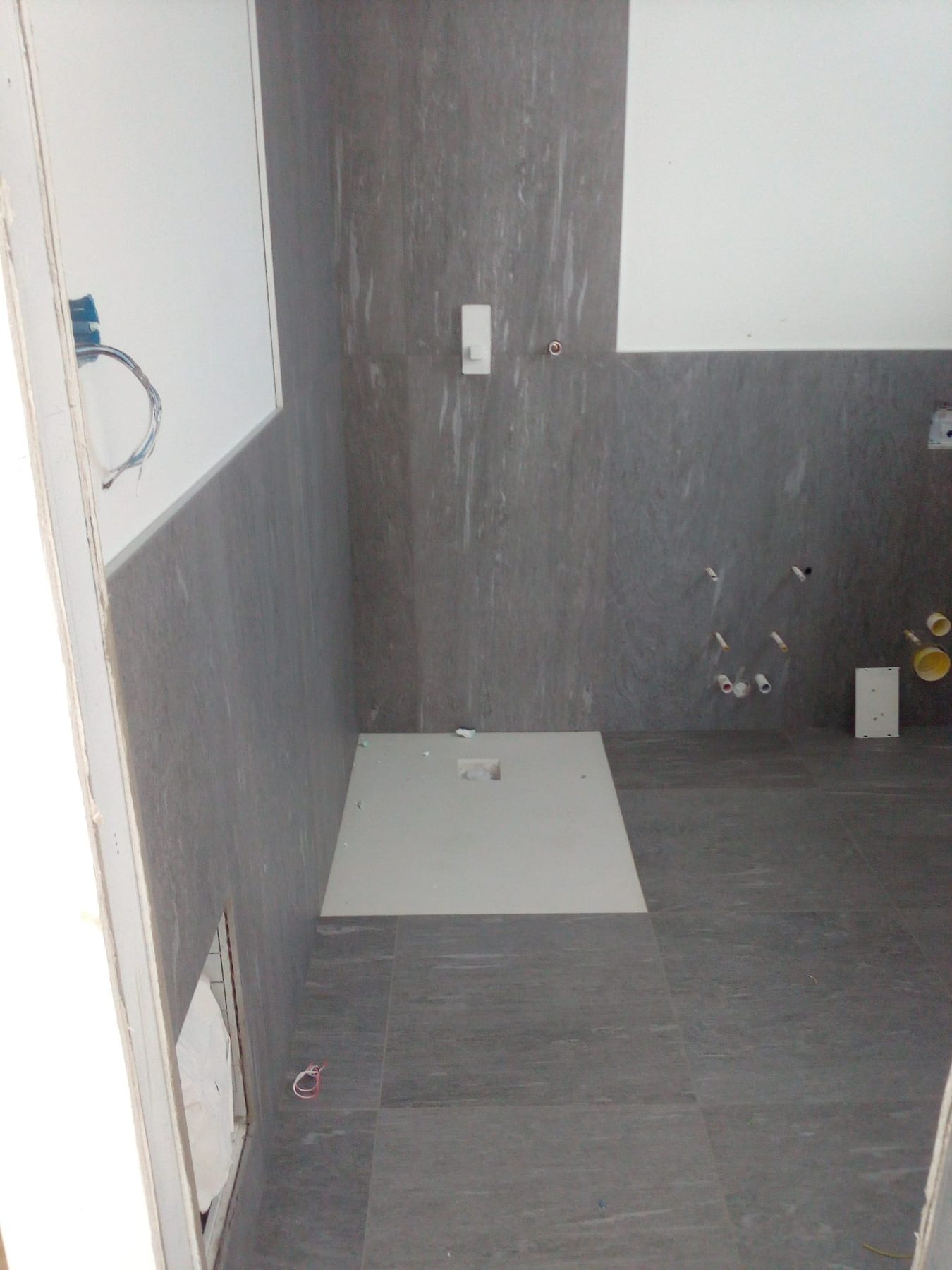 Bagno in pietra grigia